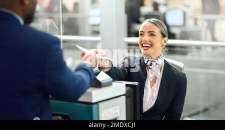 Flughafen, Pass und Reisen mit einer weiblichen Passagierassistentin, die einem Geschäftsreisenden beim Check-in hilft. Sicherheit, Einwanderung oder Dokumente mit Stockfoto