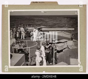 Kampfübung. Dieses Bild zeigt Küstenwachmänner in einer Kampfübung, die Anweisungen in der Schießerei erhalten. Stockfoto