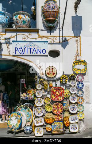 Handbemalte dekorative Teller hängen vor dem Keramikgeschäft in Positano, Amalfiküste, Italien. Stockfoto