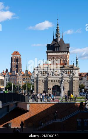 Stadt Danzig in Polen. Das Hochtor oder das Hochlandtor (Polnisch: Brama Wyżynna), der Gefängnisturm und der Marienkirchenturm in der Altstadt. Stockfoto