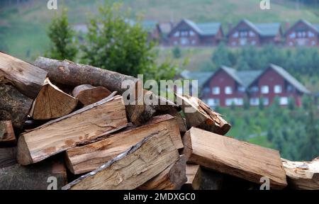 Ein Haufen Kaminholz Mit Holzhäuschen Im Hintergrund Stockfoto