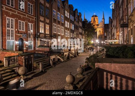 Die Mariacka-Straße bei Nacht in Danzig in Polen. Das Hotel befindet sich in der Altstadt, wurde um das 14. Jahrhundert errichtet und nannte sich mit seiner Lady Street Stockfoto