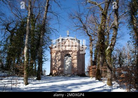 Segovia, Spanien - 4. Januar 2022: Pavillon oder Costurero de la Reina in den Gärten des Königspalastes von La Granja de San Ildefonso, bedeckt mit Schnee auf einer Sonne Stockfoto