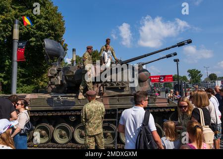 Warschau, Polen - 14. August 2022 - Militärpicknick am polnischen Armeetag neben dem Nationalstadion, Leute im GEPARD (GEPARD) gepanzert, Allwetter-Germ Stockfoto