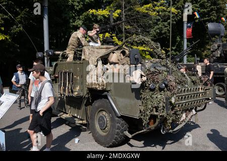 Warschau, Polen - 14. August 2022 - das gepanzerte Radaufklärungsfahrzeug des Schakals mit Tarnung am Tag der polnischen Armee (Tag der Streitkräfte) National h Stockfoto