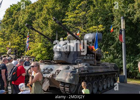 Warschau, Polen - 14. August 2022 - Militärpicknick am polnischen Armeetag neben dem Nationalstadion, Leute im GEPARD (GEPARD) gepanzert, Allwetter-Germ Stockfoto