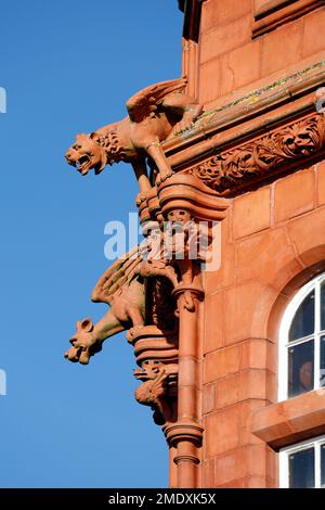 Nahaufnahme der Wasserspeier und Ziergegenstände am Pierhead Building, Cardiff Bay, aufgenommen im Januar 2023. Stockfoto