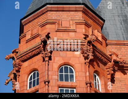 Nahaufnahme von Wasserspeiern und Ziergegenständen auf dem viktorianischen Pierhead Building in Cardiff Bay im Januar 2023. Stockfoto