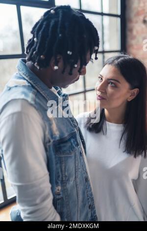 Mann und Frau, die sich lieben, sehen sich an. Hochwertiges Foto Stockfoto
