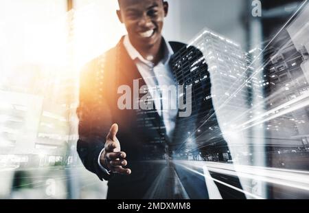 Es ist eine Freude, Sie kennenzulernen. Ein Porträt eines hübschen jungen Geschäftsmannes, der seine Hand anbot, während er in seinem modernen Büro stand. Stockfoto