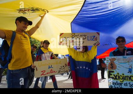 Marcaibo, Venezuela. 23. Januar 2023. Hunderte venezuelaner aus öffentlichen und privaten Institutionen gingen auf die Straße, um im Rahmen der Feierlichkeiten vom 23. Januar, die 1958 den Diktator General Marcos Perez Jimenez stürzten, um den Tag der Demokratie im Land zu feiern, um für faire Ausgänge zu protestieren. Am 23. Januar 2023 in Marcaibo, Venezuela. (Kreditbild: © Jose Isaac Bula Urrutia/Eyepix via ZUMA Press Wire) NUR REDAKTIONELLE VERWENDUNG! Nicht für den kommerziellen GEBRAUCH! Kredit: ZUMA Press, Inc./Alamy Live News Stockfoto