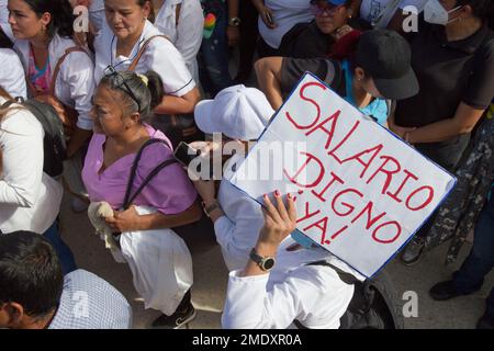 Marcaibo, Venezuela. 23. Januar 2023. Hunderte venezuelaner aus öffentlichen und privaten Institutionen gingen auf die Straße, um im Rahmen der Feierlichkeiten vom 23. Januar, die 1958 den Diktator General Marcos Perez Jimenez stürzten, um den Tag der Demokratie im Land zu feiern, um für faire Ausgänge zu protestieren. Am 23. Januar 2023 in Marcaibo, Venezuela. (Kreditbild: © Jose Isaac Bula Urrutia/Eyepix via ZUMA Press Wire) NUR REDAKTIONELLE VERWENDUNG! Nicht für den kommerziellen GEBRAUCH! Kredit: ZUMA Press, Inc./Alamy Live News Stockfoto