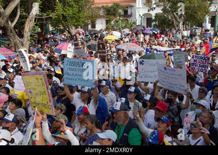 Marcaibo, Venezuela. 23. Januar 2023. Hunderte venezuelaner aus öffentlichen und privaten Institutionen gingen auf die Straße, um im Rahmen der Feierlichkeiten vom 23. Januar, die 1958 den Diktator General Marcos Perez Jimenez stürzten, um den Tag der Demokratie im Land zu feiern, um für faire Ausgänge zu protestieren. Am 23. Januar 2023 in Marcaibo, Venezuela. (Kreditbild: © Jose Isaac Bula Urrutia/Eyepix via ZUMA Press Wire) NUR REDAKTIONELLE VERWENDUNG! Nicht für den kommerziellen GEBRAUCH! Kredit: ZUMA Press, Inc./Alamy Live News Stockfoto