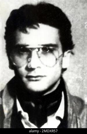 1982 Ca, Castelvetrano , Trapani , ITALIEN : die gefeierte italienische COSA NOSTRA Mafioso und der Killer-Verbrecher MATTEO MESSINA DENARO ( geboren am 26. april 1962 , auch bekannt als Diabolik oder U Siccu ) im Alter von 18 Jahren. War ein sizilianischer Mafia-Boss aus Castelvetrano. Nach den Festnahmen von Bernardo Provenzano am 2006 und Salvatore Lo Piccolo im Jahr 2007 galt er als einer der neuen Führer der sizilianischen Mafia . Der Sohn eines Mafia-Chefs Francesco Denaro. Nach 30 Jahren auf der Flucht wurde er am 16. Januar 2023 in einer Privatklinik in der Hauptstadt Siziliens, Palermo, verhaftet. Beide wurden von der italienischen Polizei und Stockfoto