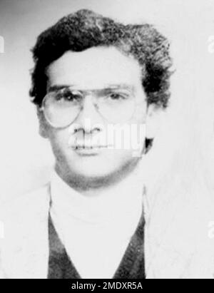 1980 Ca , Castelvetrano , Trapani , ITALIEN : die gefeierte italienische COSA NOSTRA Mafioso und der Killer-Verbrecher MATTEO MESSINA DENARO ( geboren am 26 . april 1962 , auch bekannt als Diabolik oder U Siccu ) im Alter von 20 Jahren . War ein sizilianischer Mafia-Boss aus Castelvetrano. Nach den Festnahmen von Bernardo Provenzano am 2006 und Salvatore Lo Piccolo im Jahr 2007 galt er als einer der neuen Führer der sizilianischen Mafia . Der Sohn eines Mafia-Chefs Francesco Denaro. Nach 30 Jahren auf der Flucht wurde er am 16. Januar 2023 in einer Privatklinik in der Hauptstadt Siziliens, Palermo, verhaftet. Beide Fotos wurden von der italienischen Polizei und Stockfoto