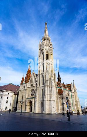 Wunderschöne Matyas Templom Matthias Kirche im Budaer Schloss Budapest mit blauem Himmel. Stockfoto