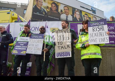 London, Großbritannien. 23. Januar 2023 Die Mitarbeiter der Rettungsdienste halten sich an der Streife vor dem Londoner Ambulanzdienst-Hauptquartier in Waterloo warm, während sie ihre Streiks über dem Lohn fortsetzen. Stockfoto