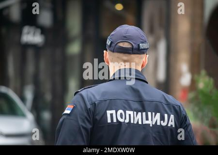 Polizeikräfte und Angehörige von Sondereinheiten der Aufständischen Polizei in Uniformen und Straßensperren Stockfoto