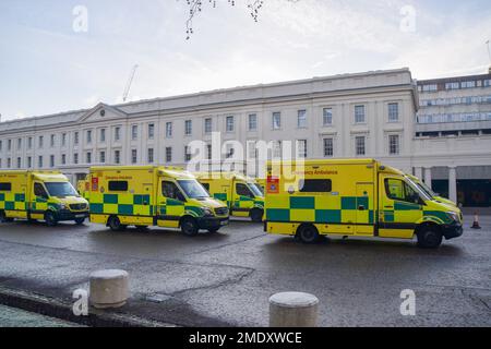 London, Großbritannien. 23. Januar 2023 Krankenwagen wurden vor Wellington Baracke in Schlange gestellt, mit Armeemitarbeitern, die sie fahren, während die Ambulanzarbeiter ihre Streiks über dem Lohn fortsetzen. Stockfoto