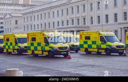 London, Großbritannien. 23. Januar 2023 Krankenwagen wurden vor Wellington Baracke in Schlange gestellt, mit Armeemitarbeitern, die sie fahren, während die Ambulanzarbeiter ihre Streiks über dem Lohn fortsetzen. Stockfoto