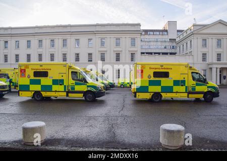 London, Großbritannien. 23. Januar 2023 Krankenwagen wurden vor Wellington Baracke in Schlange gestellt, mit Armeemitarbeitern, die sie fahren, während die Ambulanzarbeiter ihre Streiks über dem Lohn fortsetzen. Stockfoto