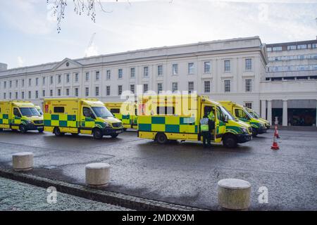 London, Großbritannien. 23. Januar 2023 Krankenwagen wurden vor Wellington Baracke in Schlange gestellt, mit Armeemitarbeitern, die sie fahren, während die Ambulanzarbeiter ihre Streiks über dem Lohn fortsetzen. Stockfoto