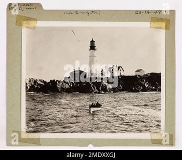 Portland Head, Maine. Dieser Artikel besteht aus einem Foto des Leuchtturms Portland Head am Eingang zum Hafen von Portland in Maine und zeigt ein kleines Skiff im Vordergrund. Der Leuchtturm wurde 1791 errichtet. Stockfoto