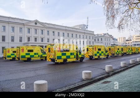 London, Großbritannien. 23. Januar 2023 Krankenwagen wurden vor Wellington Baracke in Schlange gestellt, mit Armeemitarbeitern, die sie fahren, während die Ambulanzarbeiter ihre Streiks über dem Lohn fortsetzen. Stockfoto