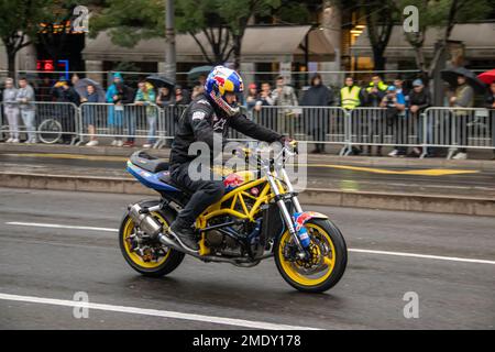 Attraktiver Motorradfahrer mit der Marke Red Bull auf seinem Motorrad, der auf den Straßen von Belgrad, Serbien, auftritt Stockfoto