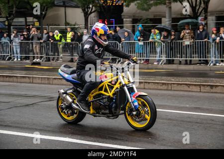 Attraktiver Motorradfahrer mit der Marke Red Bull auf seinem Motorrad, der auf den Straßen von Belgrad, Serbien, auftritt Stockfoto