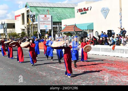 WESTMINSTER, KALIFORNIEN - 22. JANUAR 2023: Besucher in traditionellen Kostümen bei der Tet Parade zur Feier des Jahres der Katze. Stockfoto