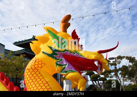 WESTMINSTER, KALIFORNIEN - 22. JANUAR 2023: Nahaufnahme eines gelben Drachen bei der Tet Parade zur Feier des Jahres der Katze. Stockfoto