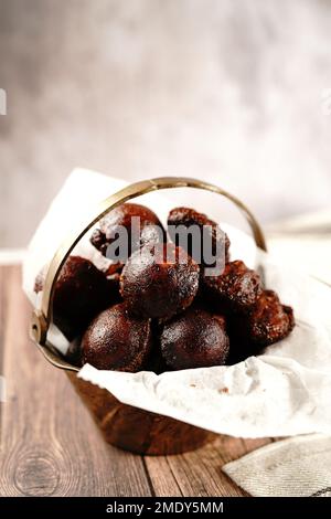 Unniyappam oder Unni Appam – traditioneller frittierter snack in kerala mit trockenem Kokosnuss-Jaggery Ghee, selektiver Schwerpunkt Stockfoto