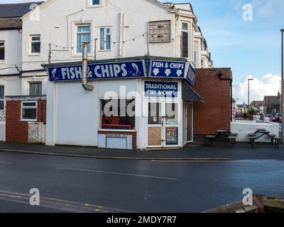 Blackpool Lancashire UK Jan 2023 traditioneller, altmodischer Fisch- und Chipladen am Meer Blackpool mit blauen Schildern Stockfoto