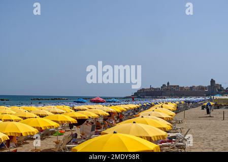 Termoli, Italien - 5. September 2022: Panoramablick auf die Altstadt vom Strand mit Touristen im Sommer. Stockfoto