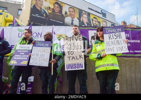 London, Großbritannien. 23. Januar 2023. Krankenwagen-Mitarbeiter halten Plakate zur Unterstützung ihrer Kollegen und mit Nachrichten für Gesundheitsminister Steve Barclay und den britischen Premierminister Rishi Sunak, während der Demonstration vor dem Londoner Ambulanzdienst Hauptquartier in Waterloo. Kredit: SOPA Images Limited/Alamy Live News Stockfoto