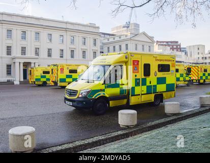 London, Großbritannien. 23. Januar 2023. Krankenwagen werden während des Streiks vor der Wellington Baracke in Schlange stehen gesehen. Armeemitarbeiter wurden entsandt, um einige Krankenwagen zu fahren, da die Ambulanzarbeiter ihre Streiks über die Bezahlung fortsetzen. Kredit: SOPA Images Limited/Alamy Live News Stockfoto