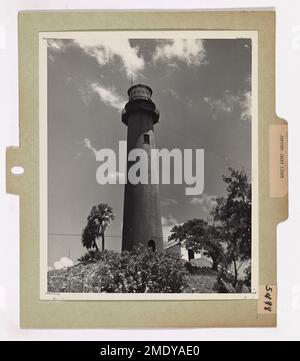 Der Jupiter Inlet Light, ein 105 Meter langer roter Backsteinturm in Florida, markiert einen gefährlichen Untiefen. Es wurde 1860 gegründet und verfügt über eine 1.000.000 Kerzenleistung, die für 18 Meilen sichtbar ist, mit Sturmwarnsignalen und einem Radiosender. Stockfoto