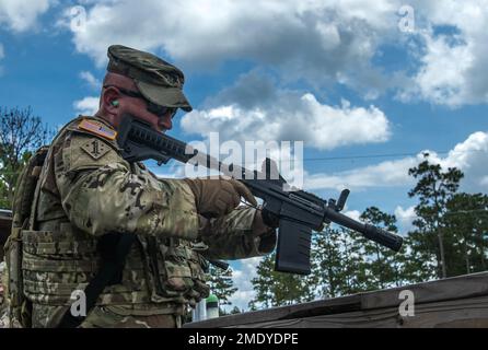 Oberst John Dunn, Befehlshaber der 290. Militärpolizeibrigade, feuert ein modulares Schrotflintensystem mit M26 Mbit/s ab, während des nicht-tödlichen Waffentrainings als Teil des Titan-Kriegers hier in Camp Shelby, Mississippi. Titan Warrior ist eine zweiwöchige Übung, an der Einheiten der 290. Militärpolizeibrigade beteiligt sind. Stockfoto