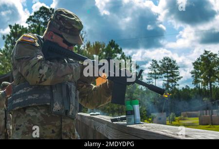 SPC. Brandon Varnado, Spezialist für Internierung/Neuansiedlung beim 160. Militärpolizeibataillon, feuert ein modulares M26-Schrotflintensystem während des nicht-tödlichen Waffentrainings als Teil des Titan-Kriegers hier in Camp Shelby, Mississippi ab. Titan Warrior ist eine zweiwöchige Übung, an der Einheiten der 290. Militärpolizeibrigade beteiligt sind. Stockfoto