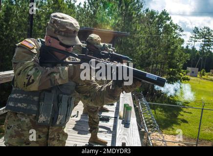 Soldaten der Militärpolizeibrigade 290. feuern den FN 303 während des nicht-tödlichen Waffentrainings als Teil des Titan Warrior hier in Camp Shelby, Mississippi. Titan Warrior ist eine zweiwöchige Übung, an der Einheiten der 290. Militärpolizeibrigade beteiligt sind. Stockfoto