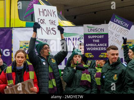 London, Großbritannien. 23. Januar 2023. Ambulanzhelfer an der Streikpostenlinie in Waterloo. Die Ambulanzmitarbeiter haben heute einen neuen Streik eingeleitet, in einem eskalierenden Streit um Bezahlung und Personal. Das Personal streikte heute zum dritten Mal innerhalb von fünf Wochen, da die Regierung dringend aufgefordert wurde, eine sich vertiefende Auseinandersetzung über die Bezahlung und die Bedingungen der Beschäftigten im Gesundheitswesen zu lösen. Es kommt, nachdem Kanzler Jeremy Hunt gesagt wurde, dass er die Arbeitskampagne stoppen und mit der Lösung des Personalnotfalls beginnen kann, wenn er mit neuem Geld aufkommt, um Gesundheitspersonal, einschließlich Sanitäter und NHS-Personal, fair zu bezahlen. Kredit: Mark Thomas/Alamy Live News Stockfoto