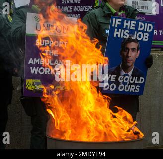 London, England, Großbritannien. 23. Januar 2023. Ambulanzmitarbeiter werden am Streikposten vor dem London Ambulance Service gesehen, da Tausende von Gewerkschaftsmitgliedern der Unison und der GMB in Großbritannien streiken. (Kreditbild: © Tayfun Salci/ZUMA Press Wire) NUR REDAKTIONELLE VERWENDUNG! Nicht für den kommerziellen GEBRAUCH! Kredit: ZUMA Press, Inc./Alamy Live News Stockfoto