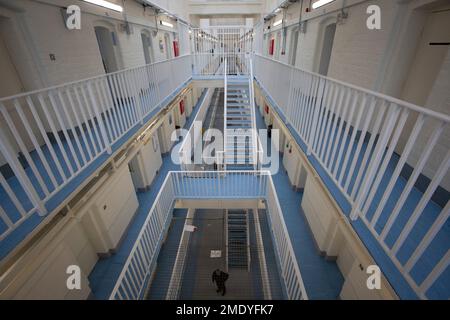 Die B-Wing-Anlage für neu eingetroffene Gefangene in HMP Liverpool, auch bekannt als Walton Prison. Das Gefängnis erhielt 2017 einen Schreckensbericht, in dem verschiedene Versäumnisse und Probleme aufgezeigt wurden. Die derzeitige Gouverneurin Pia Sinha wurde in diesem Jahr ernannt, und in den nächsten zwei Jahren drehte sie das Gefängnis um mit einem Programm zur Verbesserung und Unterstützung von Insassen und Infrastruktur. HMP Liverpool beherbergt maximal 700 Gefangene mit insgesamt rund 250 Mitarbeitern. Stockfoto