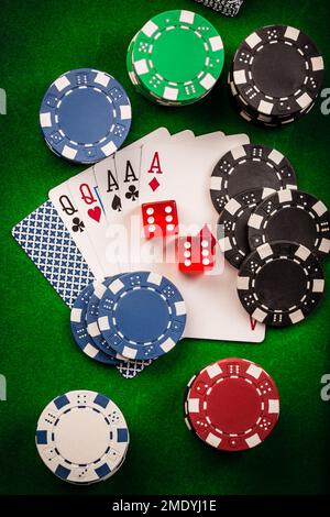 Spielkarten, Würfel und Poker-Chips, Casino-Poker-Chips auf grünem Hintergrund Stockfoto