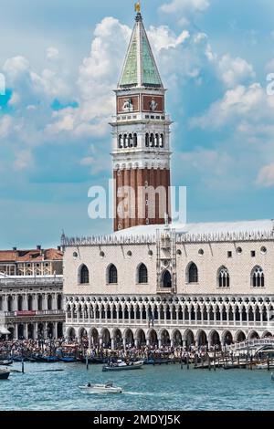 Venedig, Italien - 13. Juni 2016: Überfülltes Gebiet in St. Markusplatz mit Hunderten von Touristen und Wassertaxis. Stockfoto