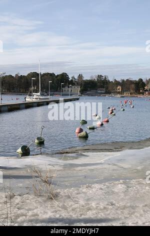 Fotos wurden in Rauma, Finnland, aufgenommen. Leere Docks und Bojen, die vom Ufer abgeschossen wurden Stockfoto