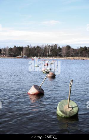 Fotos wurden in Rauma, Finnland, aufgenommen. Leere Docks und Bojen, die vom Ufer abgeschossen wurden Stockfoto