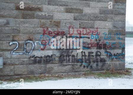 Graffiti auf einer Autobahnbrücke, Vorchdorf, Österreich Stockfoto