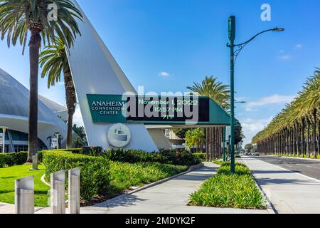 Anaheim, CA, USA – 1. November 2022: Markierungsschild für das Anaheim Convention Center an der Katella Ave in Anaheim, Kalifornien. Stockfoto